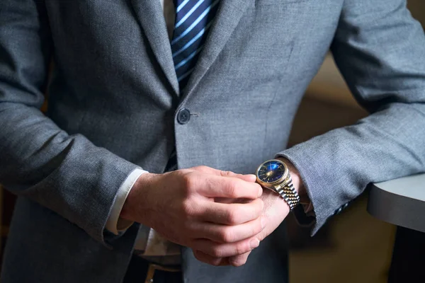 Homem Elegante Terno Negócios Com Relógio Caro Sua Mão Fica — Fotografia de Stock