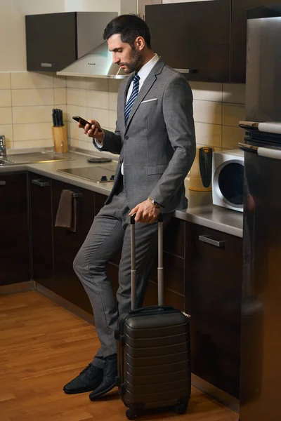 Homem Elegante Com Telefone Móvel Fica Área Cozinha Quarto Hotel — Fotografia de Stock