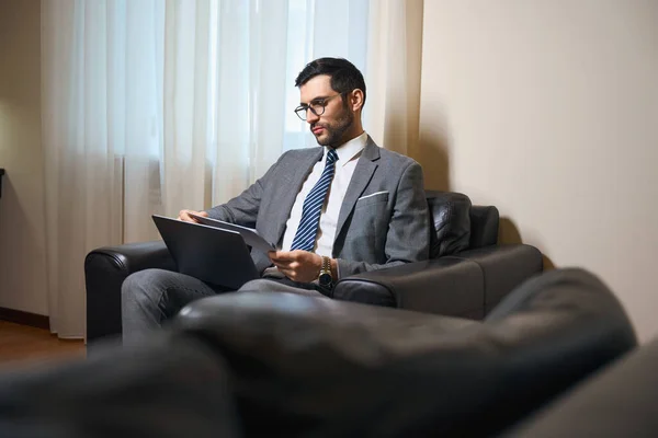 Homem Terno Negócios Óculos Senta Com Laptop Uma Zona Relaxamento — Fotografia de Stock