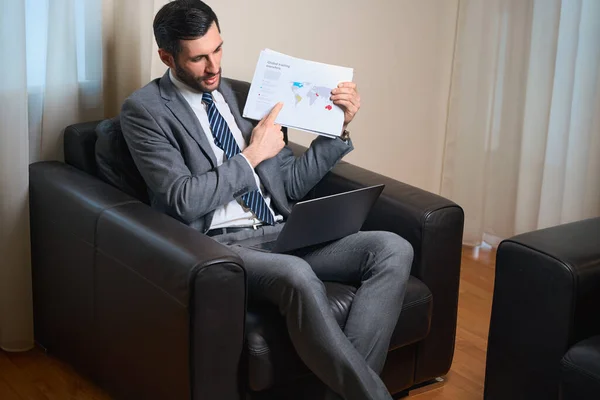 Mann Businessanzug Kommuniziert Online Mit Kollegen Ein Mann Sitzt Einem — Stockfoto