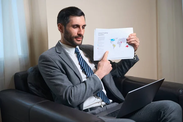 Muž Drží Mapu Světa Svých Rukou Komunikuje Online Kolegy Muž — Stock fotografie
