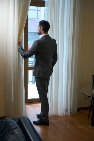 Elegantní Obchodník Obleku Stojí Francouzského Okna Muž Obdivuje Výhled — Stock fotografie