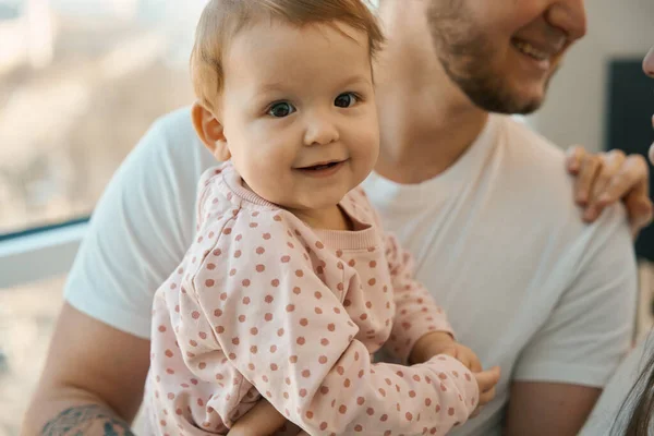 Sorridente Bambina Con Guance Paffute Tra Braccia Del Padre Genitori — Foto Stock