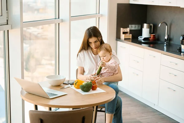 Mãe Carinhosa Está Cuidando Sua Filhinha Cozinha Mesa Cozinha Laptops — Fotografia de Stock