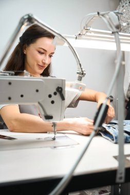 Yüksek nitelikli kadın terzi temizlik işlemine başlamadan önce süslemeleri kaldırıyor, kuru temizleme servisi