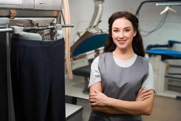 Attractive Woman Laundry Office Worker Smiling Standing Automatic Ironing Mannequin — Stock Photo, Image