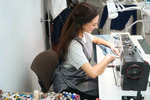 Sorrindo Mulher Alfaiataria Alterando Roupas Máquina Costura Industrial Serviço Limpeza — Fotografia de Stock