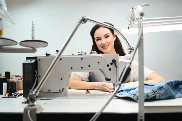 縫製機械で働くプロの女性の仕立屋 ドライクリーニング後の衣類の処理 ポスト処理 — ストック写真