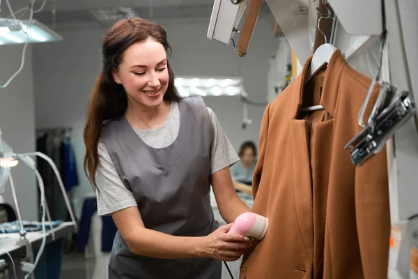 Trabajador Oficina Limpieza Seco Mujer Calificada Usando Removedor Pelusa Para — Foto de Stock