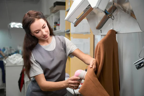 Female Laundry Service Operator Carefully Cleaning Cashmere Coat Automatic Lint — Stock Photo, Image
