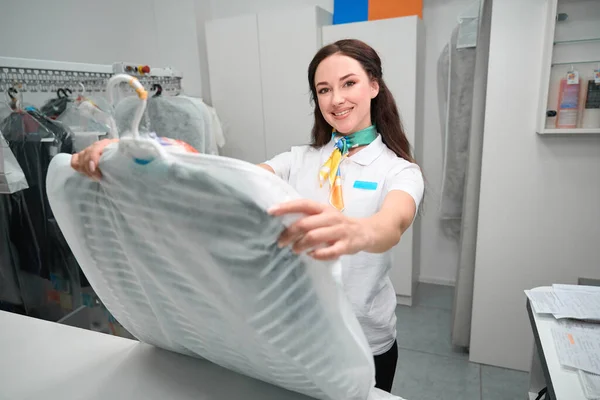 Usmívající Žena Prádelna Administrátor Drží Oblečení Pokryté Plastovým Sáčkem Připraven — Stock fotografie
