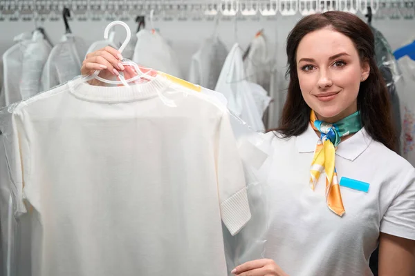 Lachende Positieve Vrouw Stomerij Kantoormedewerker Met Hangers Met Witte Schone — Stockfoto