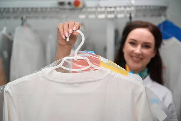 Pozitivní Žena Administrátor Prádelny Výstavní Držák Bílým Tričkem Pokrytým Plastovým — Stock fotografie