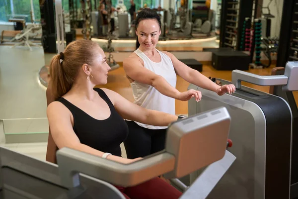 Kvinnlig Fitness Tränare Gymmet Fitness Klinik Engagerad Med Klient Moderna — Stockfoto