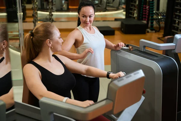 Kvinnlig Fitness Tränare Gymmet Fitness Klinik Engagerad Med Klient Runt — Stockfoto