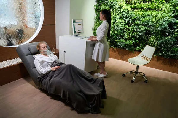 Empleado Clínica Realiza Procedimiento Terapia Hipóxica Aerozona Hay Panel Verde —  Fotos de Stock