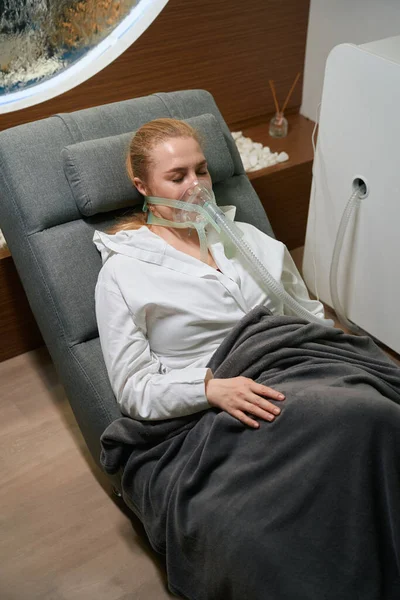 Žena Speciální Masce Nachází Pohodlném Křesle Užívá Procedury Hypoxické Terapie — Stock fotografie