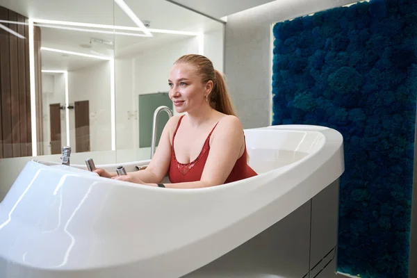 Cliente Femenino Encuentra Baño Especial Aquabike Interior Hay Panel Decorativo — Foto de Stock