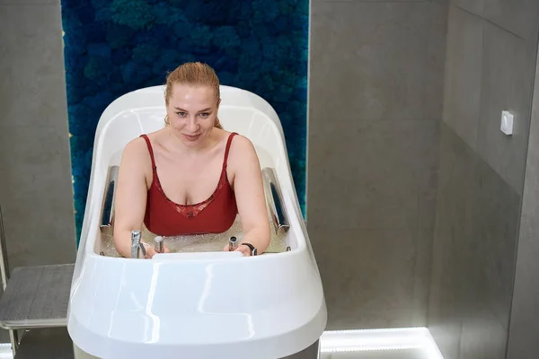 Mulher Loira Jovem Senta Banheiro Especial Aquabike Design Ecológico Indoor — Fotografia de Stock
