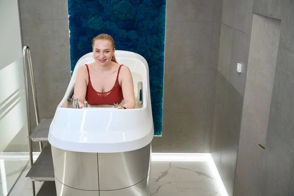 Usmívající Blondýnka Sedí Speciální Koupelně Aquabike Vnitřní Eko Friendly Design — Stock fotografie