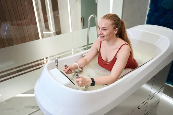 Mujer Rubia Encuentra Baño Especial Aquabike Diseño Ecológico Interior — Foto de Stock