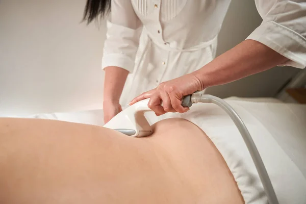 Femmina Cliente Massaggio Alla Schiena Hardware Personale Utilizza Attrezzature Efficienti — Foto Stock