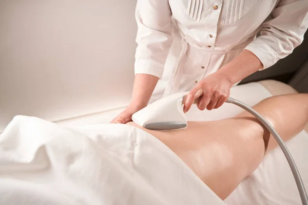 Massagista Especialista Faz Uma Massagem Nos Pés Hardware Para Cliente — Fotografia de Stock