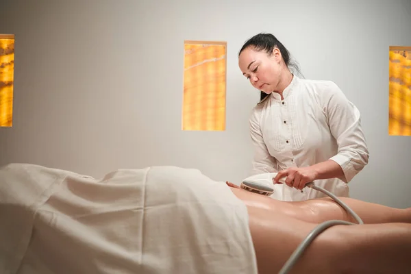 Massaggiatrice Rende Cliente Hardware Cellulite Massaggio Piedi Personale Utilizza Attrezzature — Foto Stock