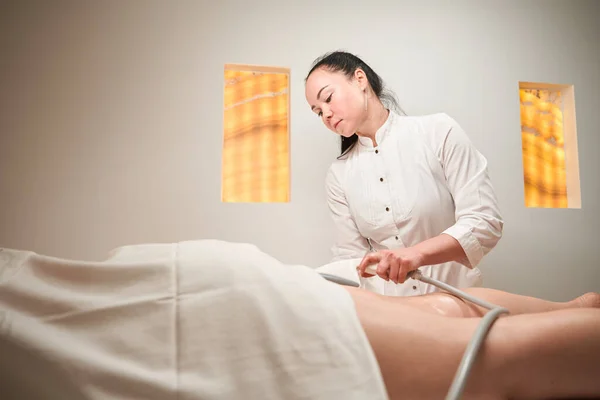 Massaggiatore Femminile Massaggio Piedi Hardware Cliente Specialista Utilizza Attrezzature Moderne — Foto Stock