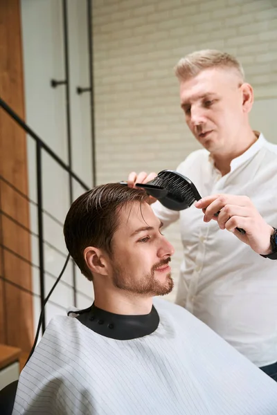 Berber Dükkanında Deneyimli Bir Usta Müşterilerin Saçlarını Tarak Saç Kurutma — Stok fotoğraf