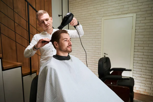 Kapper Achter Werkt Met Een Haardroger Kam Werkplek Doet Hij — Stockfoto