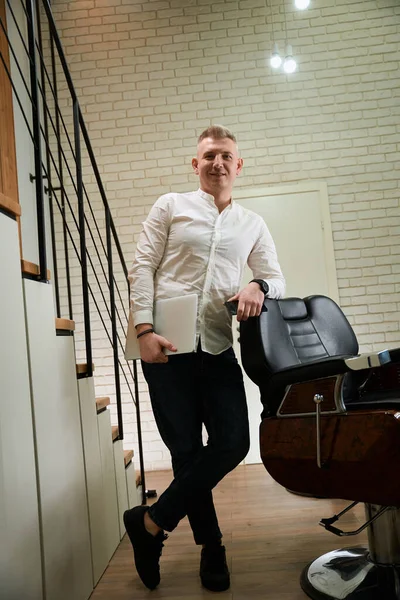 Moderner Mann Mit Handy Und Laptop Steht Einem Friseurladen Neben — Stockfoto