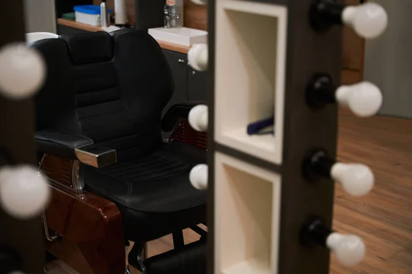 Läderstol Frisörsalong Med Minimalistisk Inredning Speglar Utmärkt Belysning — Stockfoto