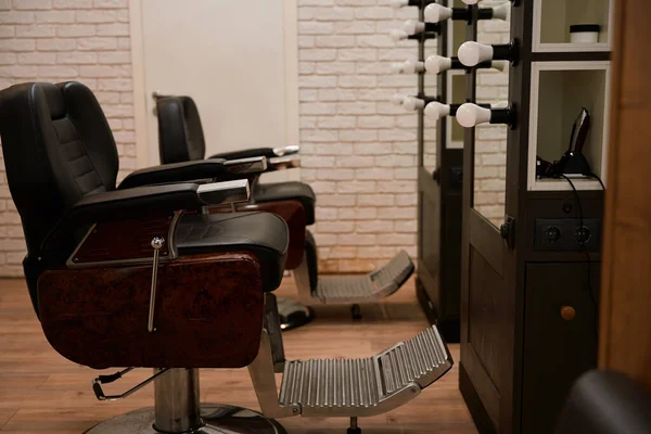 Salon Fryzjerski Nowoczesnym Minimalistycznym Designem Wygodne Fotele Fryzjerskie Lustra — Zdjęcie stockowe