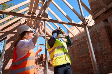 Foreman, inşa edilmiş bina sonuçlarını daha iyi görebilmek için sanal gerçeklik kulaklığı takıyor ve tasarım hakkındaki mimar yorumlarını dinliyor.