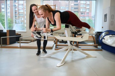 Kadın ustalar, bir eğitmenin denetimi altında sanal gerçeklik simülatörü, kulaklık olmadan birinci sınıf