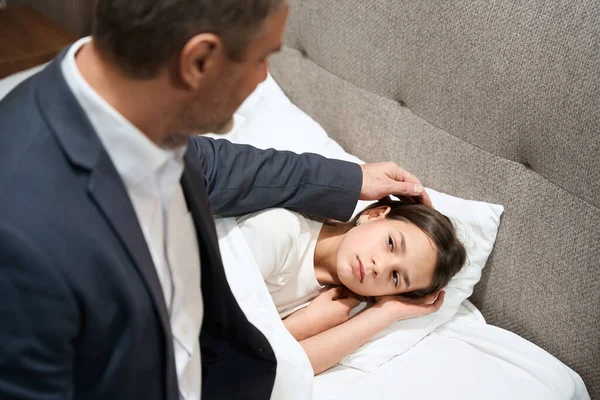 Father Business Suit Sitting Bed Strokes Resting Girl Hotel — Stock Photo, Image