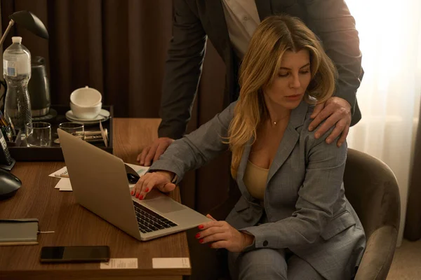 Kvinna Kostym Arbetar Laptop Man Lägger Sin Hand Axeln Motellet — Stockfoto