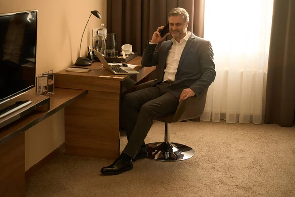 Erwachsener Mann Businessanzug Sitzt Job Auf Stuhl Und Telefoniert Motel — Stockfoto