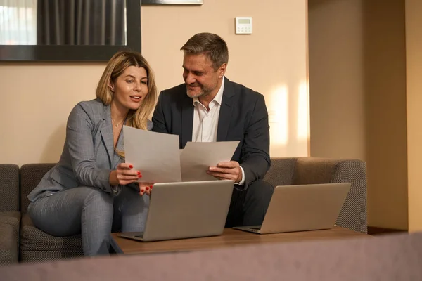 Adult Man Smiling Woman Business Suits Sitting Sofa Working Discussion — Stock Photo, Image