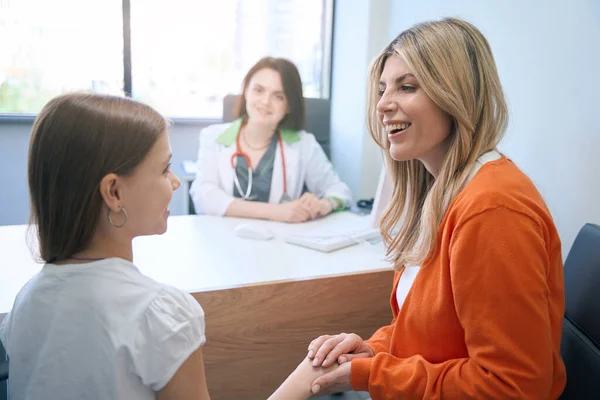 Happy Mother Stroking Her Brave Daughter Hand Pediatrician Examination Healthcare — Stock Photo, Image