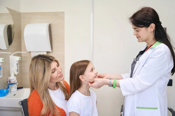 Little Girl Patient Sitting Mother Knees While Female Pediatrician Checking — Stock Photo, Image