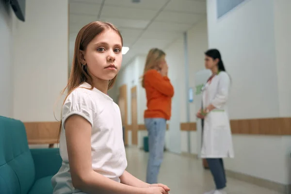 Little Scared Girl Sitting Couch While Doctor Talking Mother Reporting — Stock Photo, Image