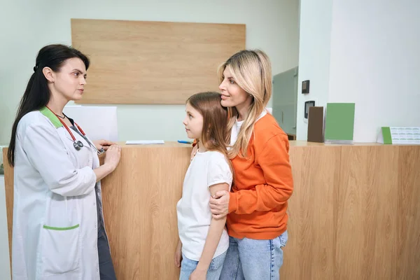 Front Desk Assistant Greeting Clients Asking Wait Pediatrician Call Them — Stock Photo, Image