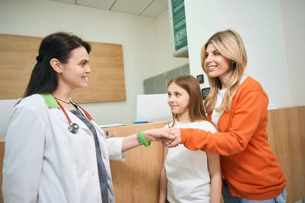 Grateful Woman Mother Little Patient Shaking Hand Female Pediatrician Satisfied — Stock Photo, Image