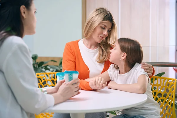 Cuidar Madre Calmar Hijita Hablando Con Pediatra Sobre Problemas Salud —  Fotos de Stock