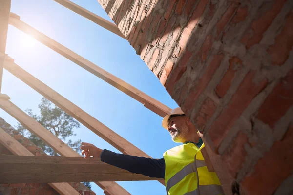 Bauarbeiter Zeigt Auf Beschädigten Balken Dachstuhl Steht Auf Holzleiter Begutachtet — Stockfoto