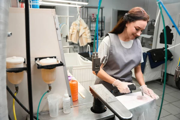 Kuru Temizleme Istasyonunun Kadın Çalışanı Lekeyi Özel Çözücüyle Tedavi Ediyor — Stok fotoğraf