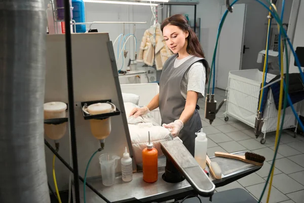 クリーニング前処理を行うドライクリーニングサービス検査項目の女性事業者 プロの洗濯業界 — ストック写真