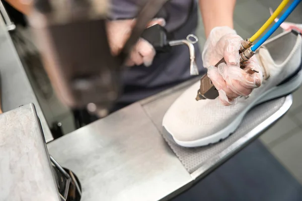 Close Vrouw Beschermende Handschoenen Schoonmaken Sneakers Met Spot Cleaning Spray — Stockfoto